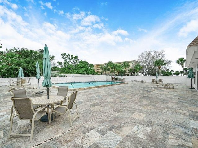 549 SUTTON PLACE t 19, Longboat Key, FL 34228