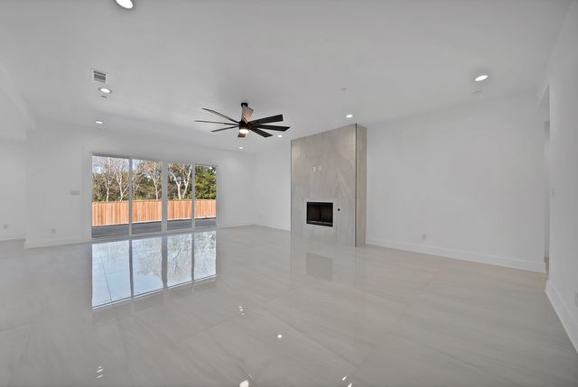 309 Whispering Way, Red Oak, TX 75154