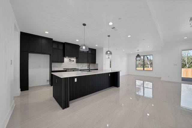309 Whispering Way, Red Oak, TX 75154