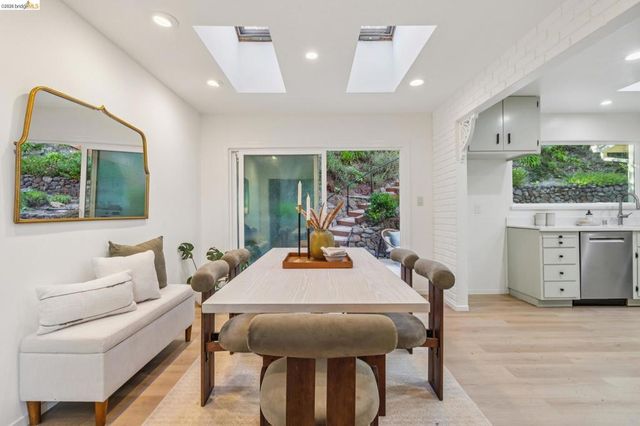 7094 Pinehaven Rd, Oakland, CA 94611