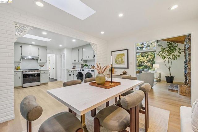 7094 Pinehaven Rd, Oakland, CA 94611