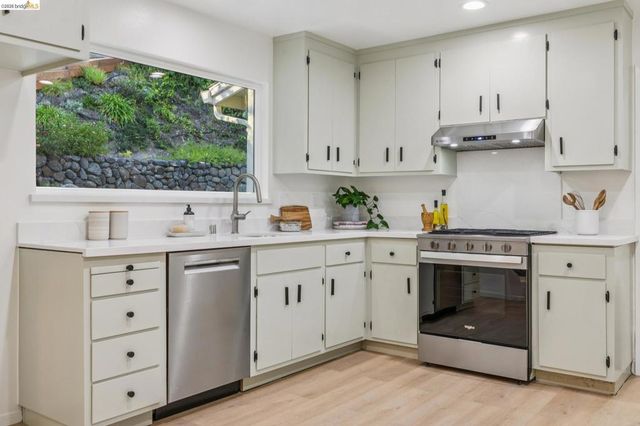 7094 Pinehaven Rd, Oakland, CA 94611