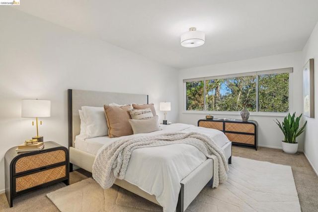 7094 Pinehaven Rd, Oakland, CA 94611