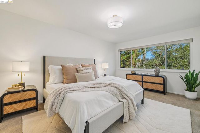 7094 Pinehaven Rd, Oakland, CA 94611
