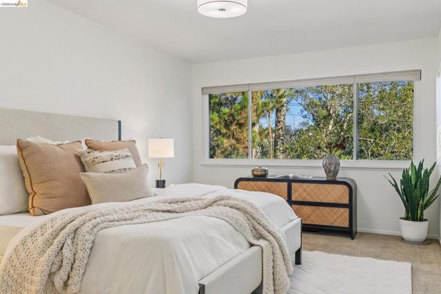 7094 Pinehaven Rd, Oakland, CA 94611