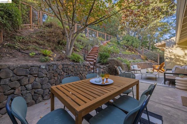 7094 Pinehaven Rd, Oakland, CA 94611