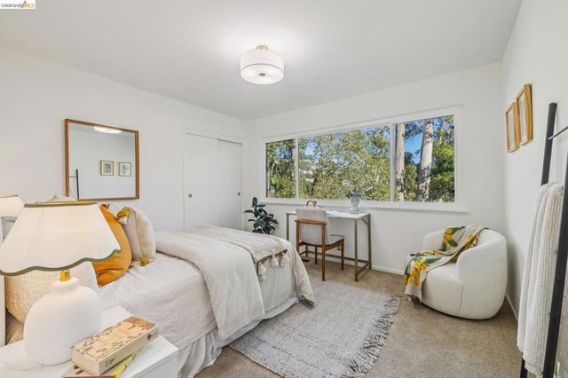 7094 Pinehaven Rd, Oakland, CA 94611