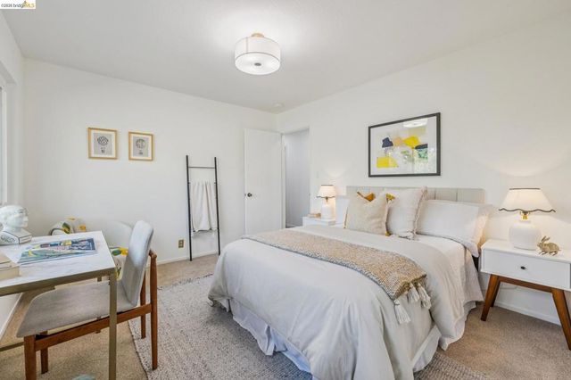 7094 Pinehaven Rd, Oakland, CA 94611