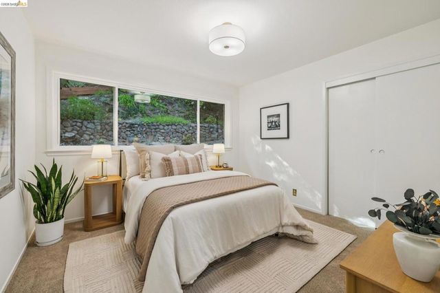7094 Pinehaven Rd, Oakland, CA 94611