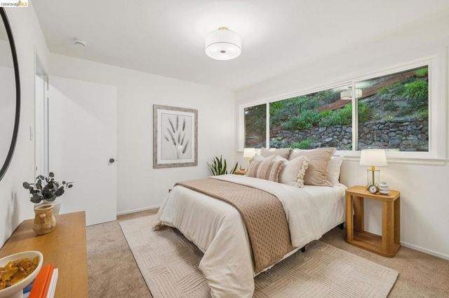 7094 Pinehaven Rd, Oakland, CA 94611