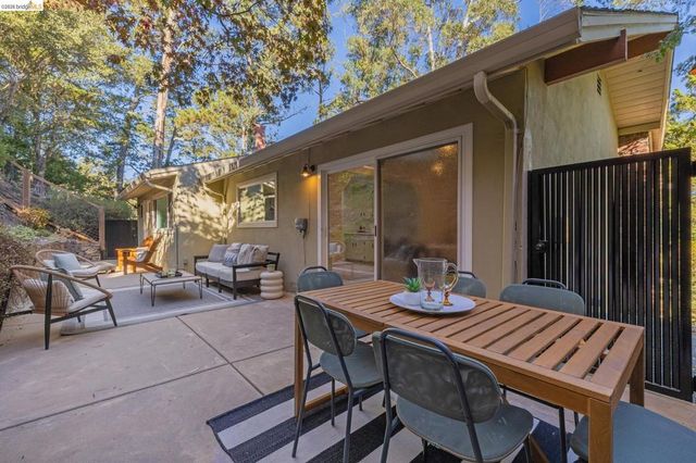 7094 Pinehaven Rd, Oakland, CA 94611