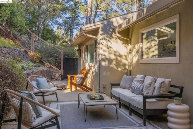 7094 Pinehaven Rd, Oakland, CA 94611