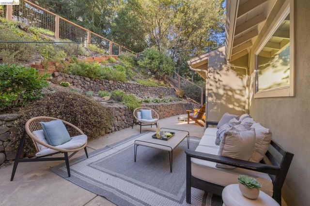 7094 Pinehaven Rd, Oakland, CA 94611