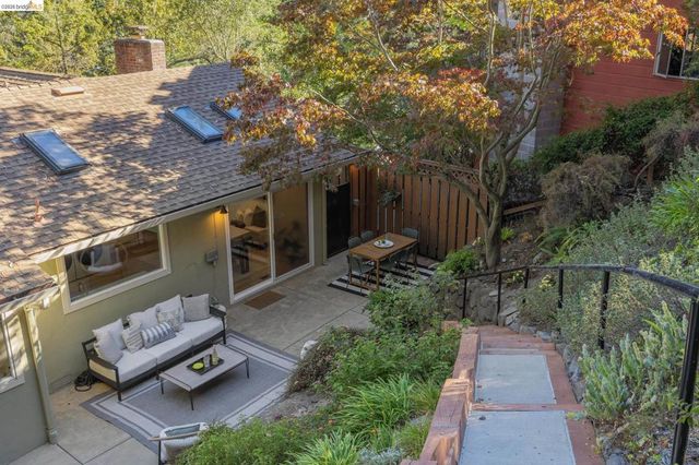 7094 Pinehaven Rd, Oakland, CA 94611