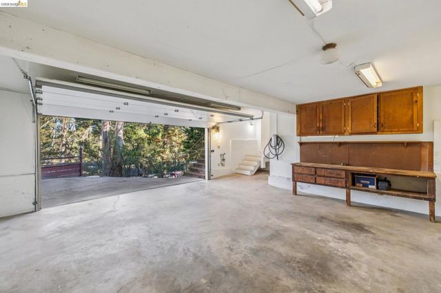 7094 Pinehaven Rd, Oakland, CA 94611
