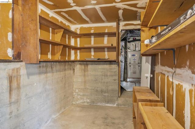 7094 Pinehaven Rd, Oakland, CA 94611