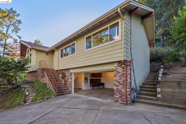 7094 Pinehaven Rd, Oakland, CA 94611