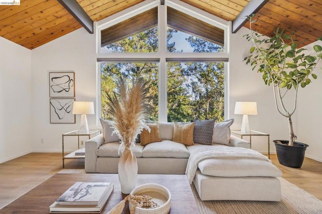 7094 Pinehaven Rd, Oakland, CA 94611