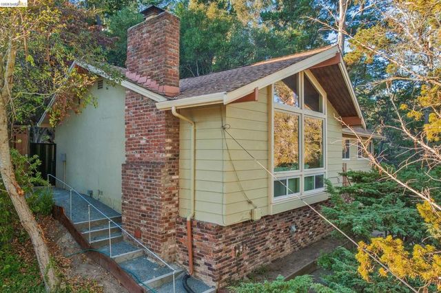 7094 Pinehaven Rd, Oakland, CA 94611