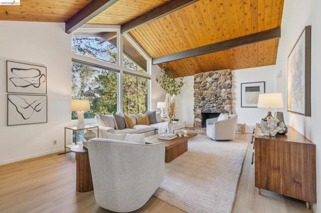 7094 Pinehaven Rd, Oakland, CA 94611