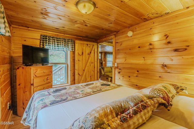 1321 Wears Valley Road, Townsend, TN 37882