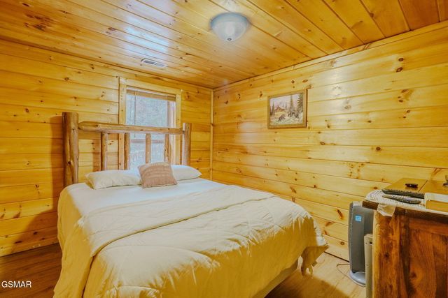 1321 Wears Valley Road, Townsend, TN 37882