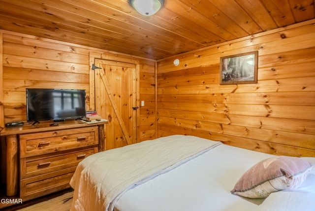 1321 Wears Valley Road, Townsend, TN 37882