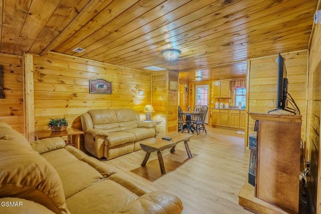 1321 Wears Valley Road, Townsend, TN 37882