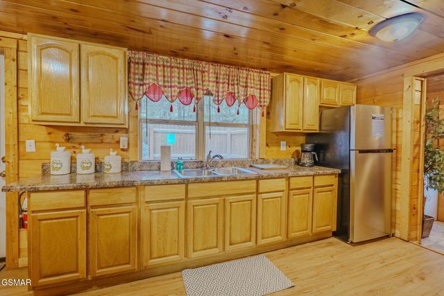 1321 Wears Valley Road, Townsend, TN 37882