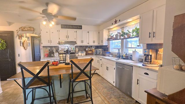 2021 Coles Knob RD NE, Check, VA 24072