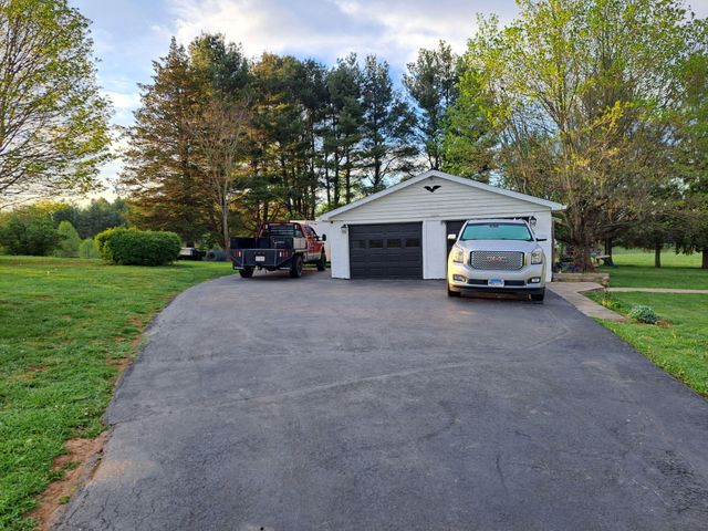 2021 Coles Knob RD NE, Check, VA 24072