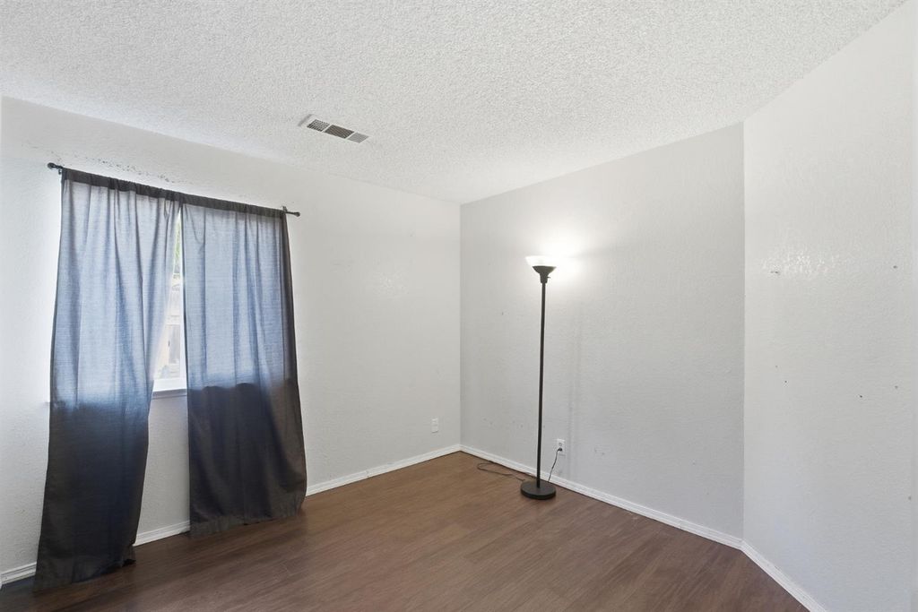 Image 13 of property listing at 2580 N Knoll Avenue, Fresno, CA 93722