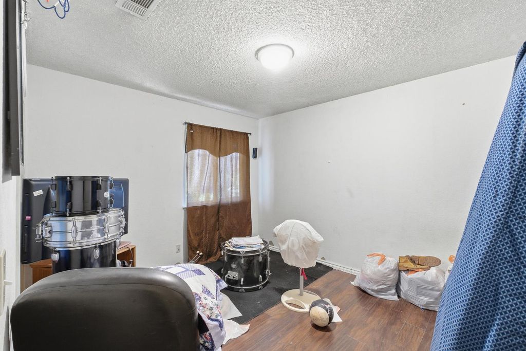 Image 15 of property listing at 2580 N Knoll Avenue, Fresno, CA 93722