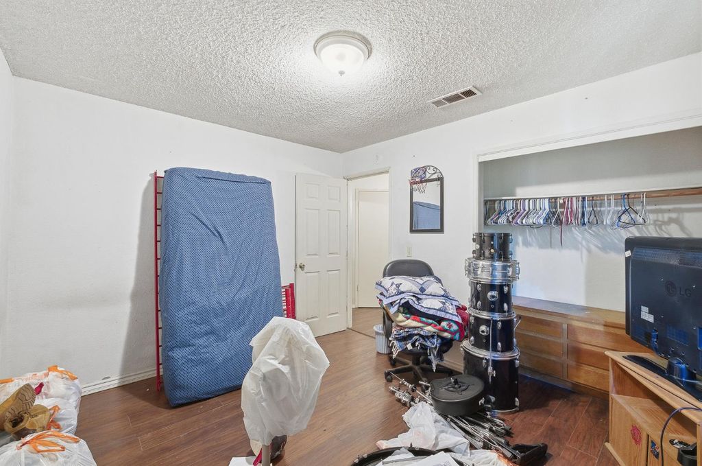 Image 16 of property listing at 2580 N Knoll Avenue, Fresno, CA 93722