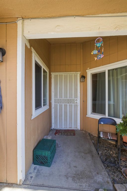 Image 2 of property listing at 2580 N Knoll Avenue, Fresno, CA 93722