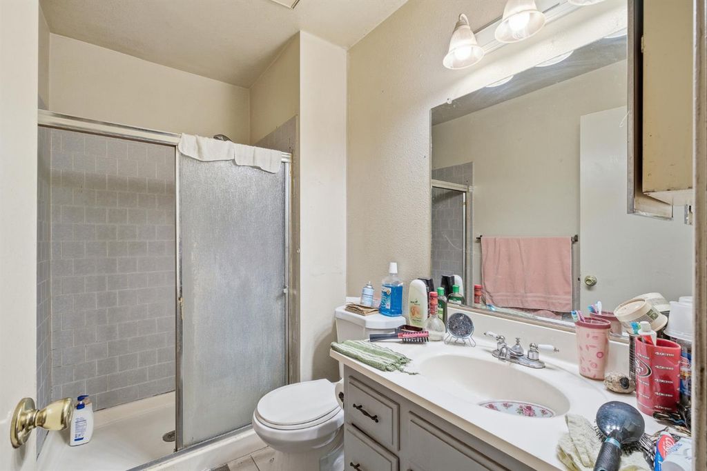 Image 22 of property listing at 2580 N Knoll Avenue, Fresno, CA 93722