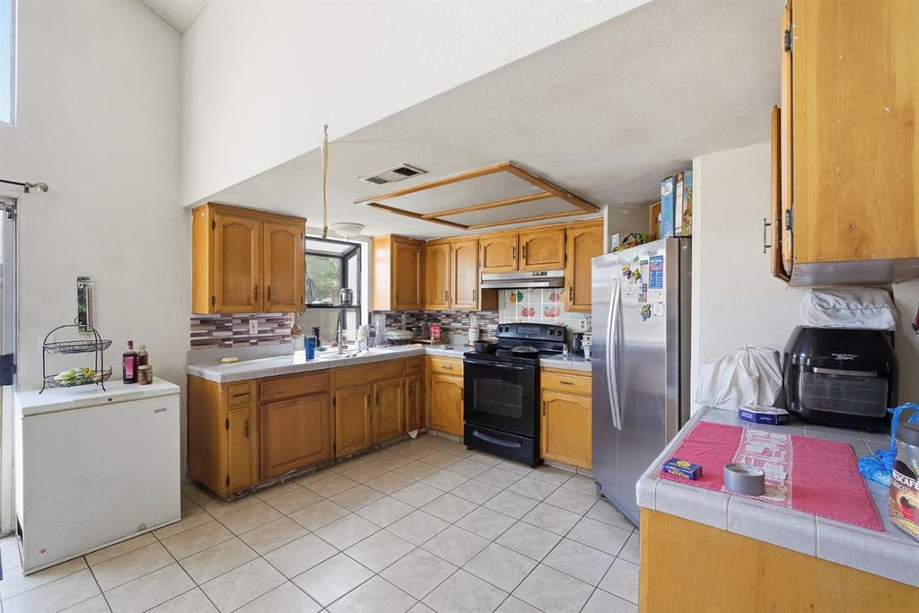Image 9 of property listing at 2580 N Knoll Avenue, Fresno, CA 93722
