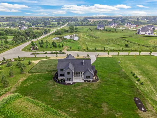 3560 W Pine View COURT, Mequon, WI 53097