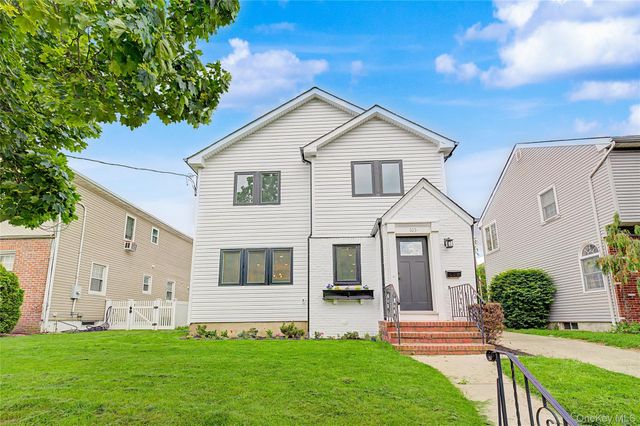 105 Moore Street, New Hyde Park, NY 11040