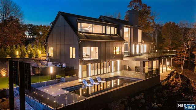 8 Flintlock Court, Totowa, NJ 07512