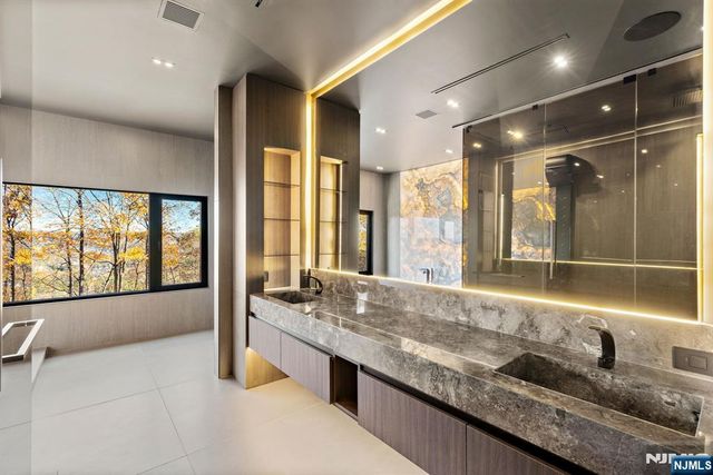 8 Flintlock Court, Totowa, NJ 07512