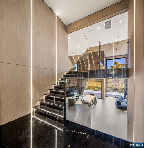 8 Flintlock Court, Totowa, NJ 07512