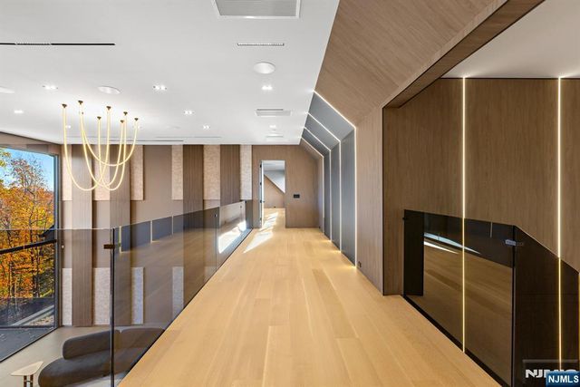 8 Flintlock Court, Totowa, NJ 07512