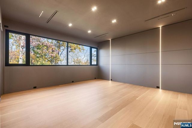 8 Flintlock Court, Totowa, NJ 07512