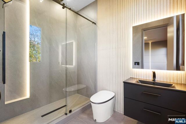 8 Flintlock Court, Totowa, NJ 07512