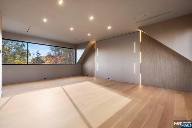 8 Flintlock Court, Totowa, NJ 07512