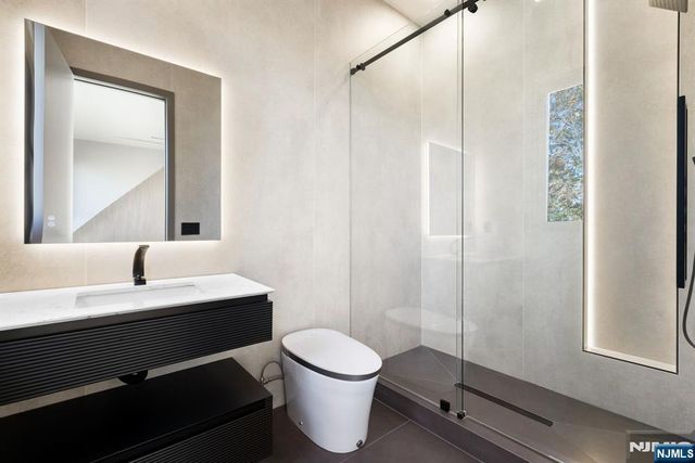 8 Flintlock Court, Totowa, NJ 07512