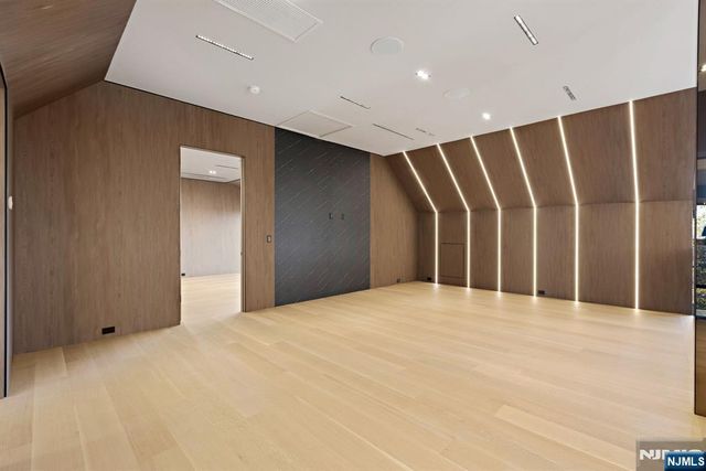 8 Flintlock Court, Totowa, NJ 07512