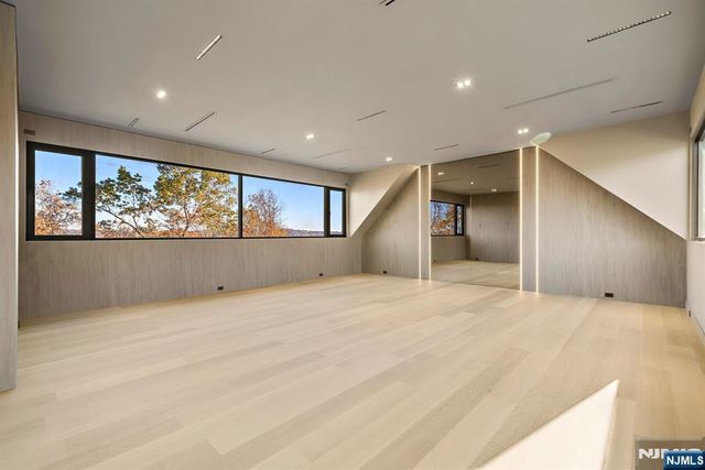 8 Flintlock Court, Totowa, NJ 07512