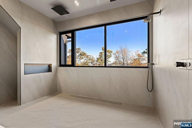 8 Flintlock Court, Totowa, NJ 07512